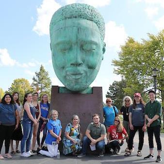 Honors Forum: Kansas City as Text: Art and Architecture course, Fall 2018. Pictured, left to right: Donghun S., Jonathan R., Ethan B., Shelley W., Professor Allison Smith, Olga P., Michael P. Kathrine B., Mary Anne S., Rebecca H., Zoë D., Mairenn M., Rachel L., Maria M. and Hunter S.